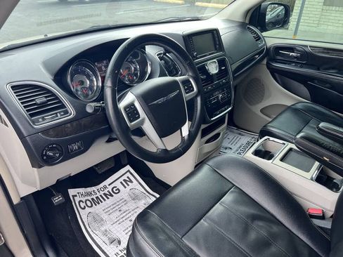 Used 2015 Chrysler Town & Country Touring w/ Driver Convenience Group image 2