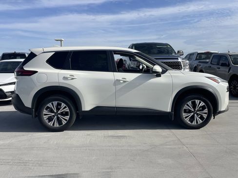 Used 2023 Nissan Rogue SV image 3