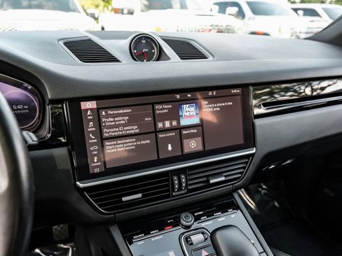 Used 2021 Porsche Cayenne image 28