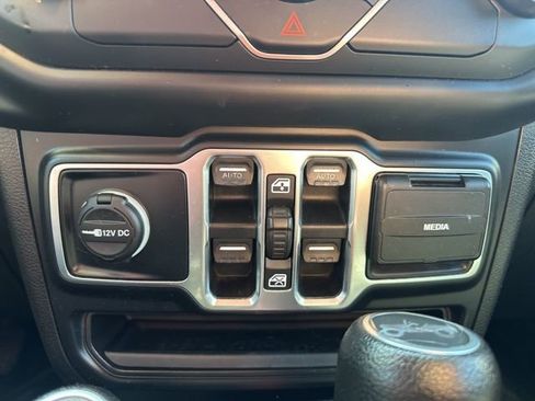 Used 2019 Jeep Wrangler Unlimited Sport S image 32