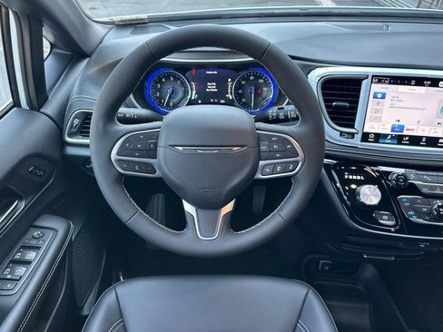 New 2027 Chrysler Pacifica Select FWD image 14