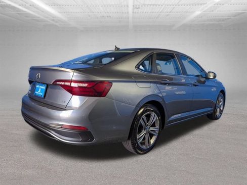 Used 2024 Volkswagen Jetta SE FWD image 7