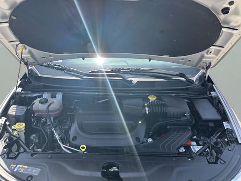 Certified 2024 Chrysler Pacifica Touring-L FWD image 39