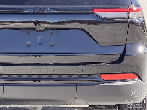 Used 2023 Jeep Grand Cherokee Altitude image 6