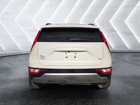 Used 2023 Kia Niro EX Touring image 4