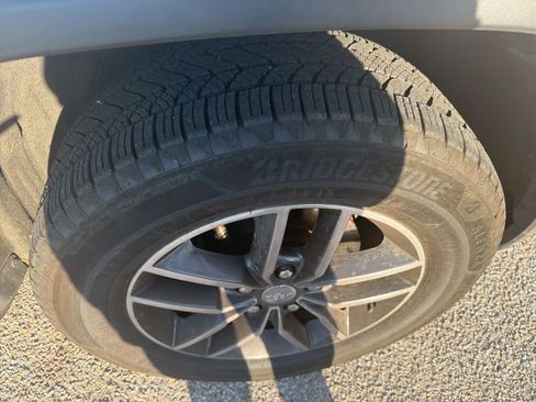 Used 2017 Jeep Grand Cherokee Limited image 11