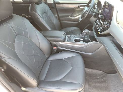 Used 2023 Toyota Highlander Platinum image 12