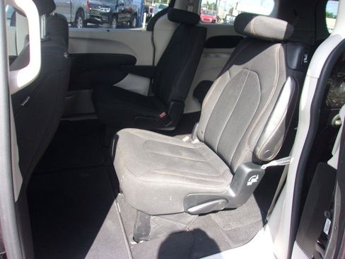 Used 2018 Chrysler Pacifica Touring Plus w/ Tire & Wheel Group FWD image 8