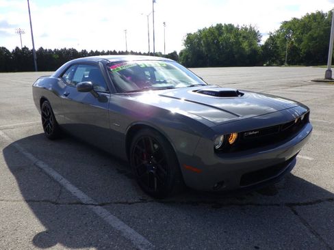 Used 2018 Dodge Challenger R/T Plus RWD image 3
