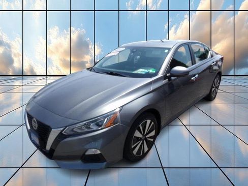Used 2021 Nissan Altima 2.5 SV w/ SV Premium Package image 3