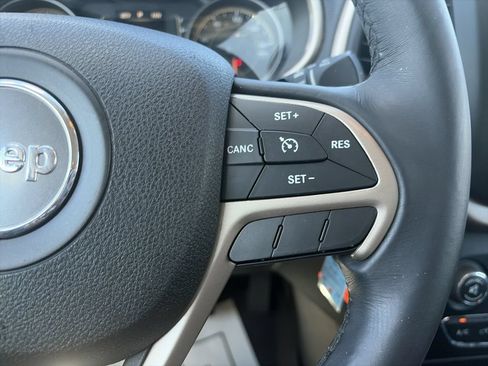 Used 2016 Jeep Cherokee Latitude FWD image 21