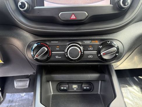 Used 2025 Kia Soul LX w/ LX Technology Package FWD image 20