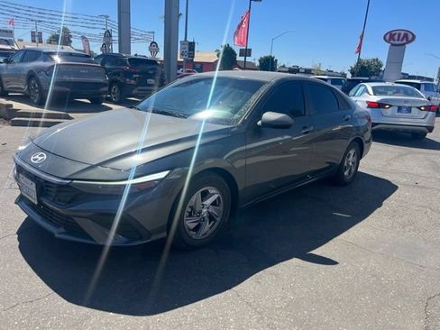 Used 2025 Hyundai Elantra SE FWD image 3