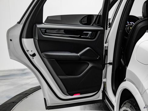 Used 2023 Porsche Cayenne image 78