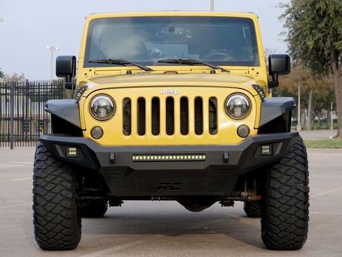 Used 2015 Jeep Wrangler Unlimited Rubicon w/ Connectivity Group image 12