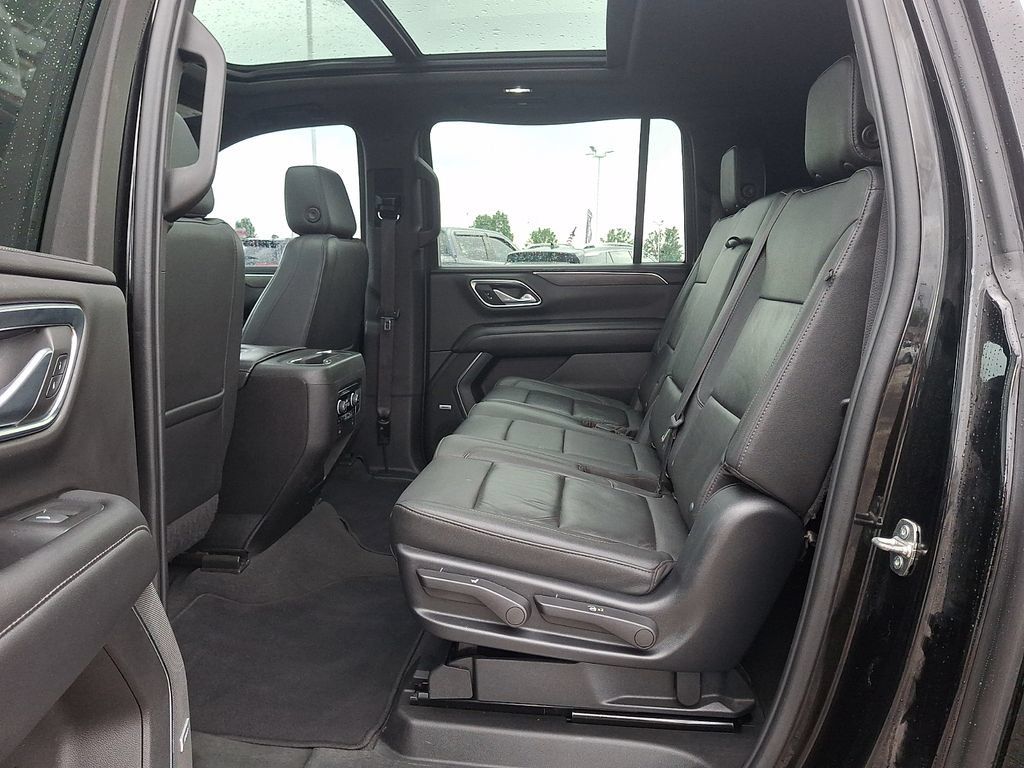 Used 2022 Chevrolet Suburban LT w/ LT Signature Plus Package AWD/4WD image 11
