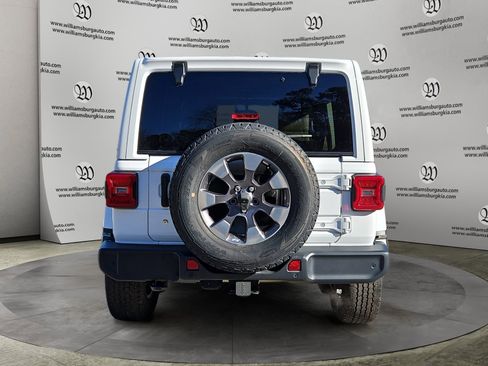 Used 2018 Jeep Wrangler Unlimited Sahara image 4