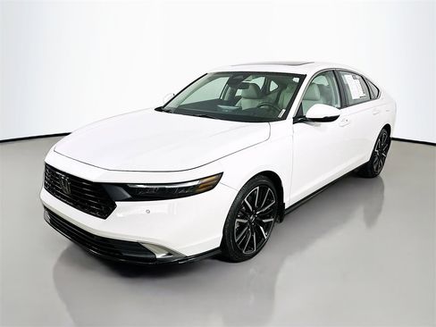 Used 2023 Honda Accord Touring image 3