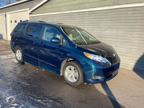 Used 2012 Toyota Sienna LE image 13