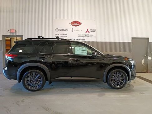 New 2026 Nissan Pathfinder SL image 2