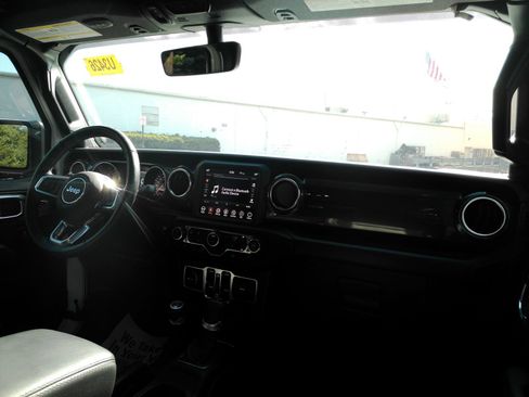 Used 2019 Jeep Wrangler Unlimited Sahara AWD/4WD image 6