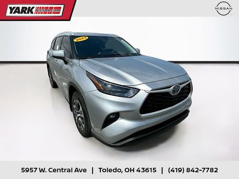 Used 2022 Toyota Highlander XLE AWD/4WD image 1