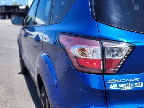 Certified 2017 Ford Escape SE w/ SE Sport Appearance Package AWD/4WD image 9