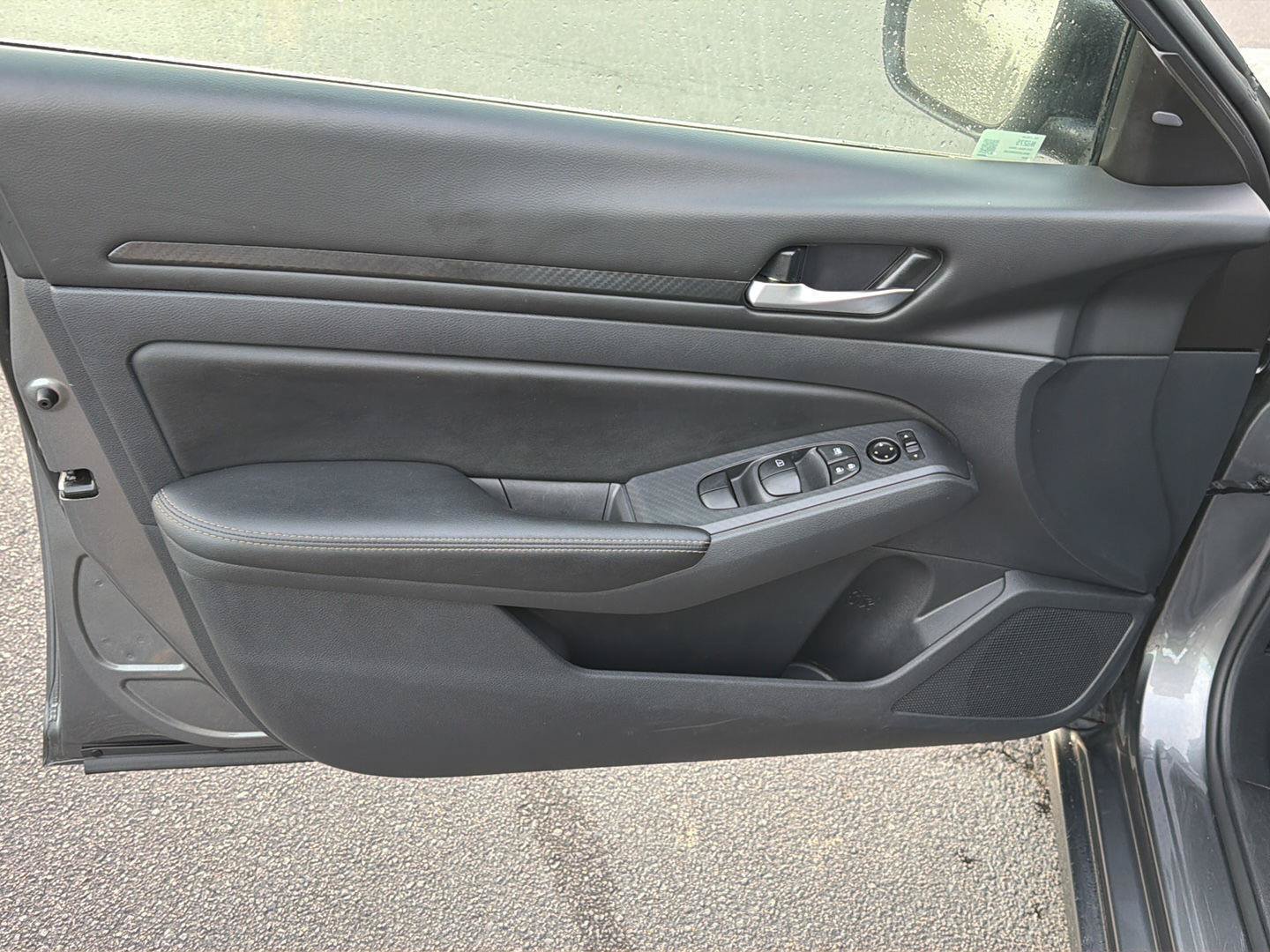 Used 2025 Nissan Altima 2.5 SV FWD image 16