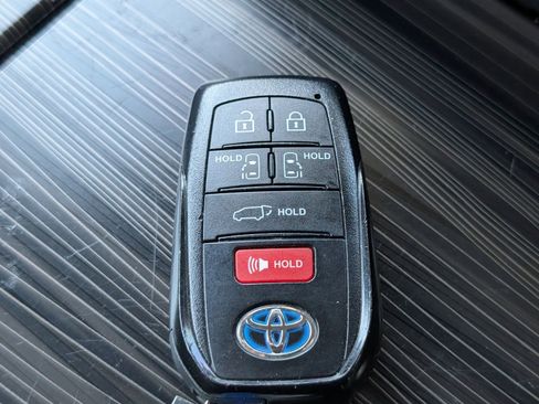 Used 2022 Toyota Sienna Platinum image 33