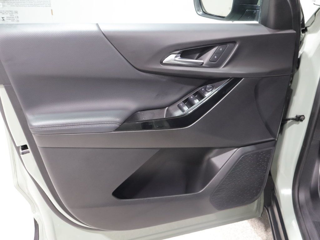 Used 2025 Chevrolet Equinox LT AWD/4WD image 13