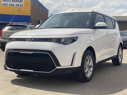 Used 2025 Kia Soul LX w/ LX Technology Package FWD image 2