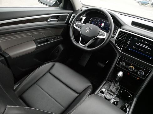 Certified 2023 Volkswagen Atlas SE image 9