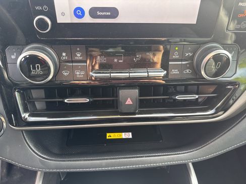 Used 2023 Toyota Highlander XLE FWD image 33