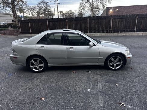 Used 2002 Lexus IS 300 image 3