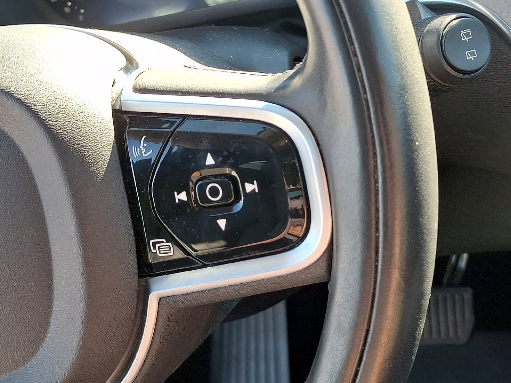 Used 2022 Volvo XC60 B5 Inscription w/ Advanced Package FWD image 24