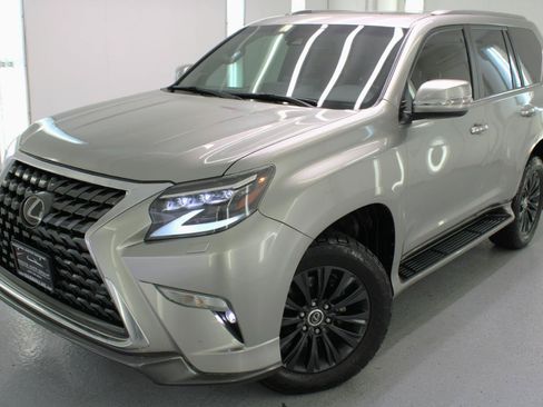 Used 2022 Lexus GX 460 Premium w/ Accessory Package AWD/4WD image 2
