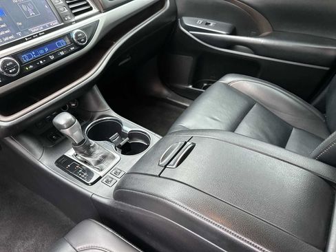 Used 2019 Toyota Highlander XLE FWD image 21