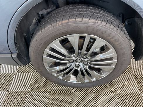 Used 2024 Toyota Venza XLE AWD/4WD image 6