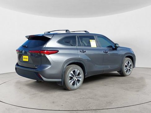 Used 2023 Toyota Highlander XLE FWD image 5