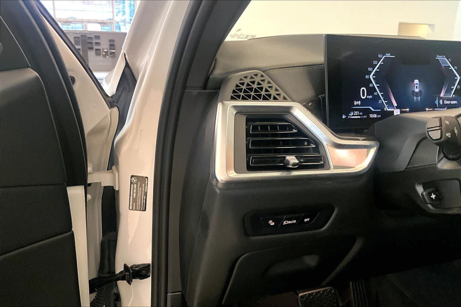 Used 2025 BMW X5 xDrive50e AWD/4WD image 30