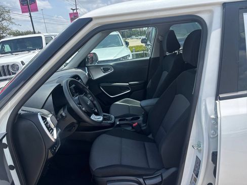 Used 2025 Kia Soul LX w/ LX Technology Package FWD image 24