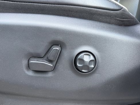 Used 2023 Chrysler Pacifica Limited image 14