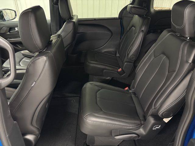 New 2026 Chrysler Pacifica Select w/ S Appearance Package AWD/4WD image 31