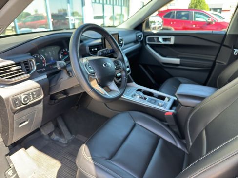 Used 2024 Ford Explorer XLT w/ Equipment Group 202A AWD/4WD image 18