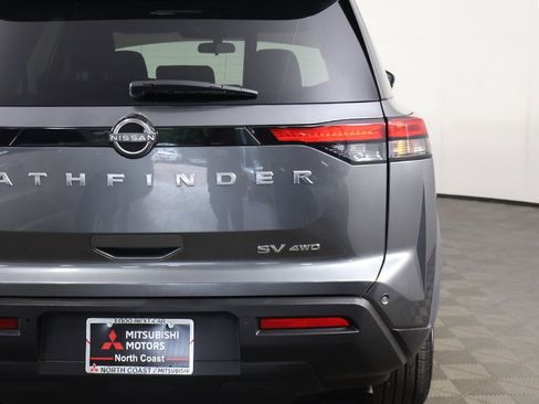 Used 2023 Nissan Pathfinder SV image 16