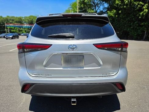 Used 2021 Toyota Highlander XLE AWD/4WD image 6