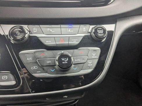 Used 2026 Chrysler Pacifica Select image 22