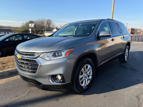 Used 2018 Chevrolet Traverse LT image 3