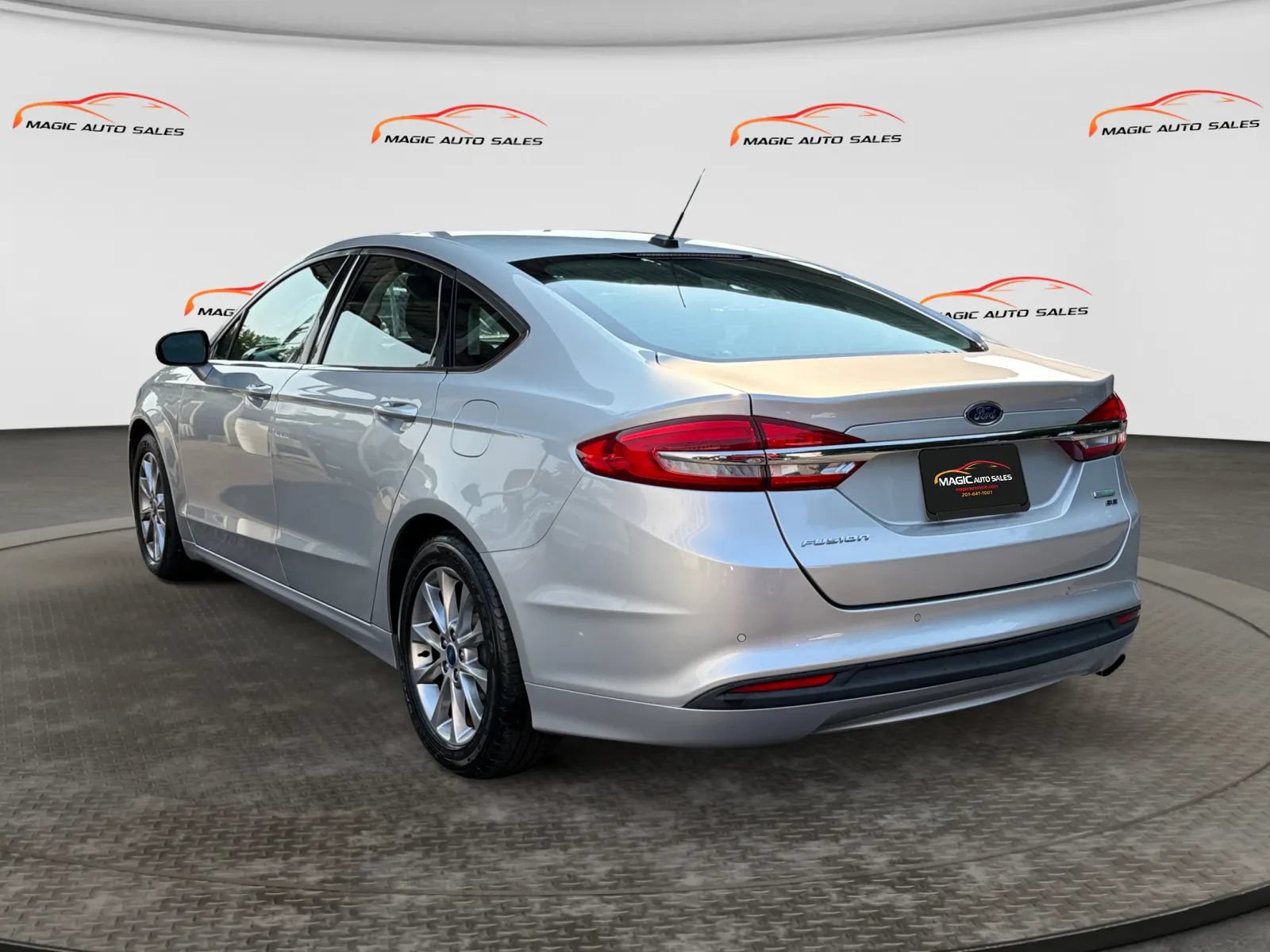 Used 2017 Ford Fusion SE FWD image 8