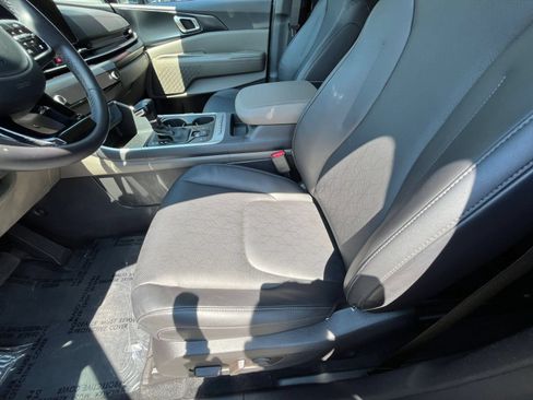 Used 2026 Kia Carnival FWD image 28